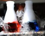 रासायनिक प्रतिक्रियाएँ परमाणु प्रतिक्रियाओं से किस प्रकार भिन्न हैं?