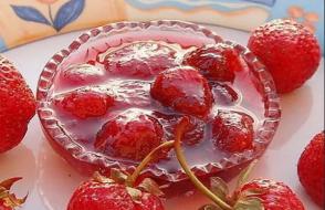 साबुत जामुन के साथ स्ट्रॉबेरी जैम