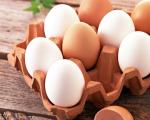 एक फ्राइंग पैन में नियमित अंडे कैसे भूनें
