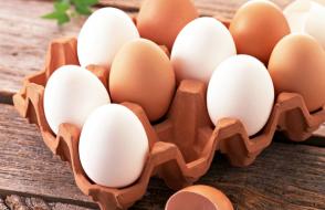 एक फ्राइंग पैन में नियमित अंडे कैसे तलें